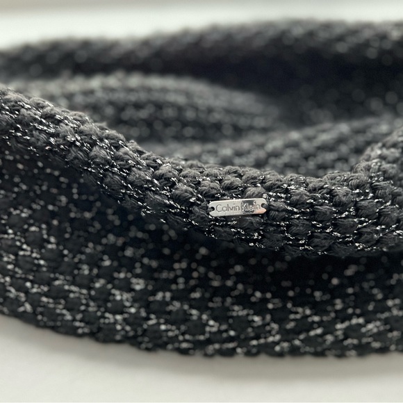 Calvin Klein chunky knit eternity scarf, hat with Pom and mitten set. - Picture 2 of 4